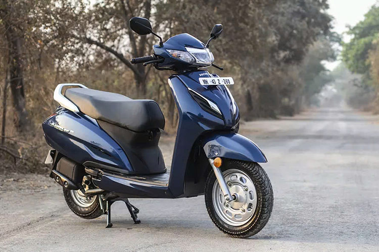 Phanh tang trống được trang bị cho cả bánh trước và sau, trong khi giảm xóc ống lồng trước và giảm xóc lò xo đơn phía sau có thể chỉnh 3 cấp độ, là các trang bị khá tiêu chuẩn trên xe tay ga. Giá xe Honda Activa 2024 tại Ấn Độ khác biệt tùy địa phương, dao động từ 78.573 rupee - khoảng 23,7 triệu đồng.