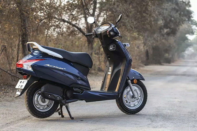 Honda Activa 2024 sử dụng bộ vành đúc 12 inch cho phía trước và 10 inch cho phía sau, kèm theo đó là lốp không săm với kích thước bánh trước sau lần lượt là 90/90 và 90/100.