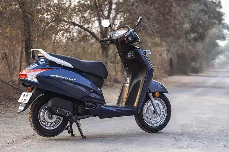 Honda Activa 2024 sử dụng bộ vành đúc 12 inch cho phía trước và 10 inch cho phía sau, kèm theo đó là lốp không săm với kích thước bánh trước sau lần lượt là 90/90 và 90/100.