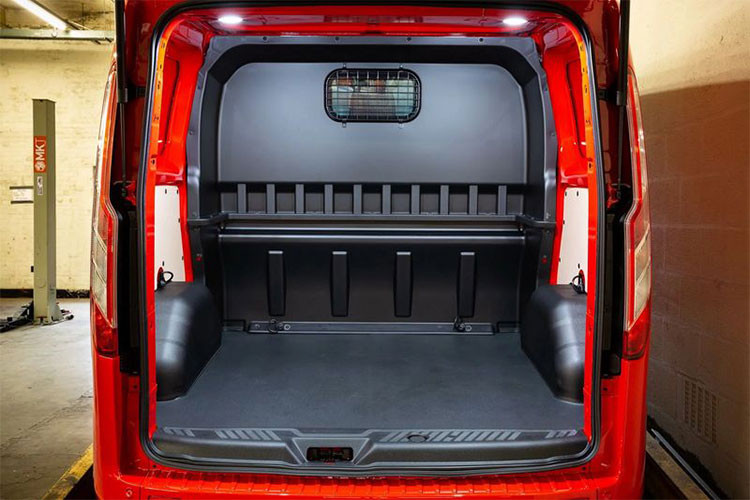 Tất cả các phiên bản của MS-RT Ford Transit Custom đều sử dụng động cơ diesel TDCi 2.0 lít, sản sinh công suất 168 mã lực và mô-men xoắn 405Nm, đi cùng với hộp số sàn 6 cấp hoặc hộp số tự động 6 cấp.