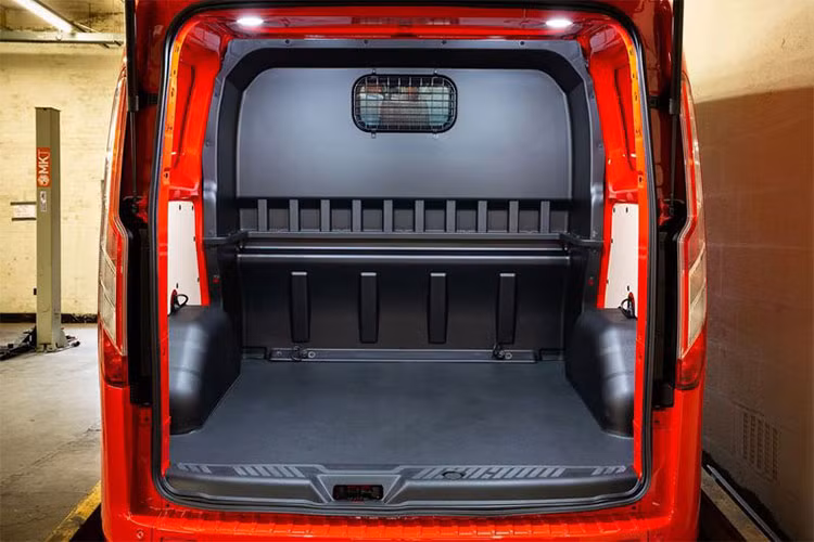 Tất cả các phiên bản của MS-RT Ford Transit Custom đều sử dụng động cơ diesel TDCi 2.0 lít, sản sinh công suất 168 mã lực và mô-men xoắn 405Nm, đi cùng với hộp số sàn 6 cấp hoặc hộp số tự động 6 cấp.