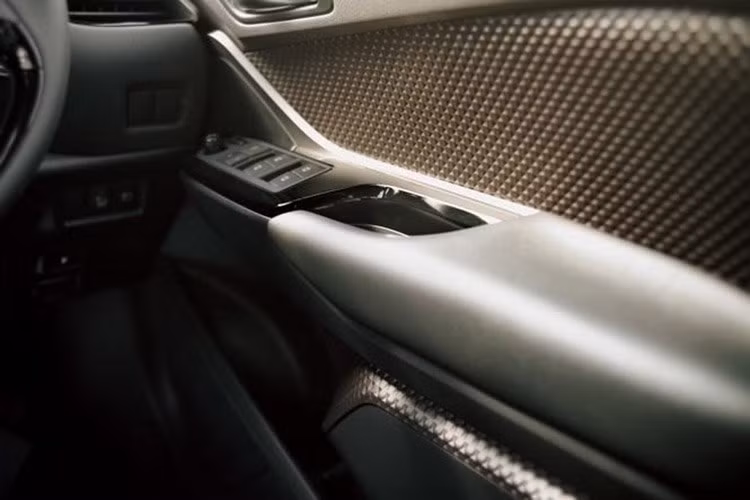 Toyota cũng sẽ cung cấp 3 tùy chọn màu nội thất cho CH-R là xám đậm, đen/xanh và đen/nâu. Các trang bị tiêu chuẩn của xe gồm ghế có sưởi, khóa thông minh, kính tối màu, hệ thống hỗ trợ đỗ xe S-IPA cùng dàn âm thanh cao cấp JBL với 8 kênh, âm-li 576W và 9 loa. Gói các trang bị an toàn Toyota Safety Sense gồm hệ thống cảnh báo va chạm, cảnh báo chuyển làn, đèn pha tự động...