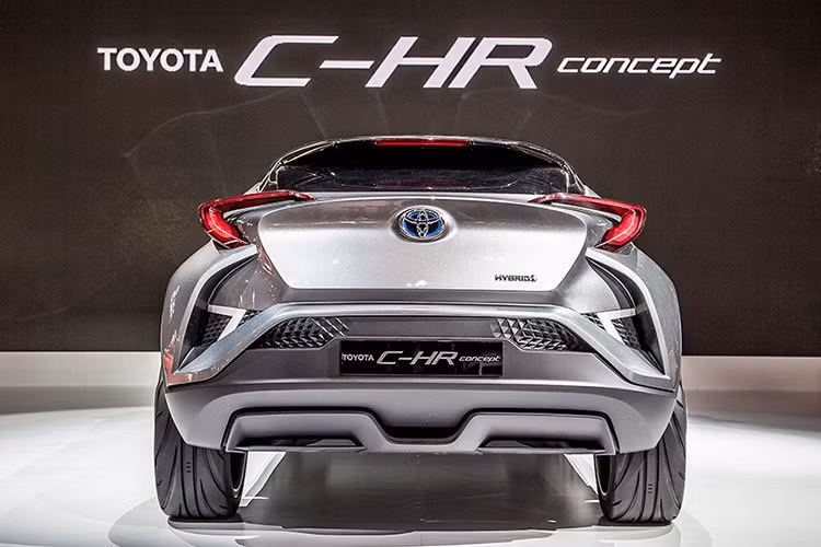 Mẫu SUV cỡ nhỏ C-HR của hãng xe Toyota vẫn sẽ sử dụng nền tảng khung sàn toàn cầu mới nhất của Toyota với tên gọi TNGA (Toyota New Global Architecture). Như vậy, nó là mẫu xe thứ 2 sử dụng nền tảng này, sau mẫu xe xanh Toyota Prius thế hệ mới. Xe sử dụng hệ thống khung gầm mới với hệ thống treo trước MacPherson và sau Wishbones cho hiệu suất hoạt động cải thiện đáng kể so với các dòng xe đối thủ.