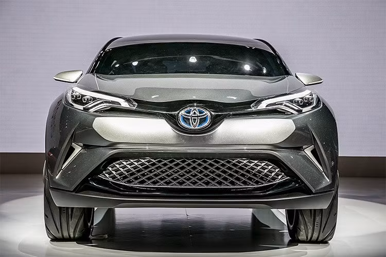 Tên gọi của C-HR từ hãng xe đình đám Toyota chính là viết tắt của chữ Coupe High Rider (tạm dịch là Coupe gầm cao). Thiết kế của Toyota cũng phản ánh đúng tên gọi của mẫu xe này. Nó chính là 1 mẫu crossover mang hơi hướng coupe với ngoại hình hầm hố. Xe có cản trước góc cạnh, đèn pha full-LED nối liền lưới tản nhiệt, tay nắm cửa ẩn, cánh gió trên nóc và đèn đuôi hình boomerang LED nổi bật.