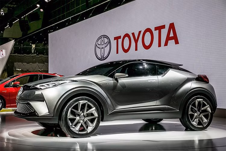 Trong tháng 4/2017, Toyota C-HR đã đạt doanh số kỷ lục với 13.168 xe bán ra, bất ngờ vượt qua mẫu xe đứng liền kề sau đó là Honda N-Box với 12.265 xe. Đáng chú ý là N-Box, một mẫu kei car, đã dẫn đầu thị trường Nhật suốt 4 tháng trước đó. Thành tích của C-HR được xem là kỳ tích chứng tỏ tư duy tiêu dùng của người Nhật đã thay đổi.