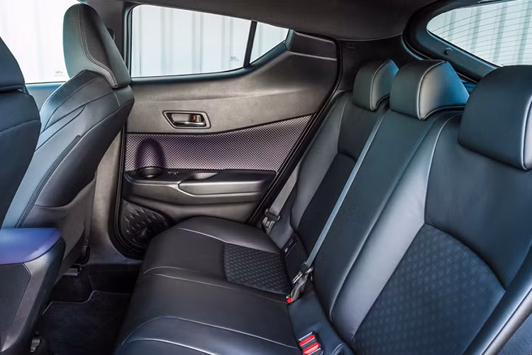 Theo Toyota, CH-R sẽ còn phải chịu sức cạnh tranh từ một số dòng SUV cỡ nhỏ từ các hãng xe sang khác, chính vì vậy hãng đã lựa chọn và sử dụng những vật liệu cao cấp trong nội thất của xe. Các chi tiết nhựa đều được phủ lớp bề mặt đem lại cảm giác như da, trong khi ghế ngồi sẽ được bọc da Nappa mịn.