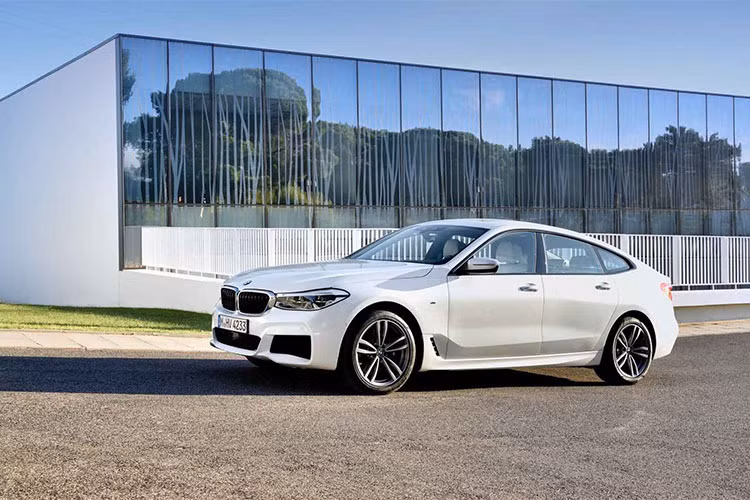 Hiện tại, hãng xe sang BMW vẫn chưa cung cấp giá bán chính thức cho phiên bản 620d Gran Turismo động cơ dầu 2.0L mới này. Nhưng theo dự đoán, nó chắc chắn sẽ có mức giá rẻ hơn so với phiên bản 630d (I6) có giá bán từ 66.900 EUR (khoảng 1,8 tỷ đồng) tại quê nhà Đức.