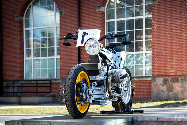 Jack đã thiết kế ba tấm nhôm cho ghế ngồi của xe, sau đó gửi chúng đến một nghệ nhân địa phương để bọc lại thủ công bằng da. Bình xăng khá lớn, 16 lít (4,2 gallon). Bảng điều khiển đến từ đồng hồ Koso, trang bị cho ghi-đông lái bộ gù led và gương gù, nắp bình xăng Rizoma.