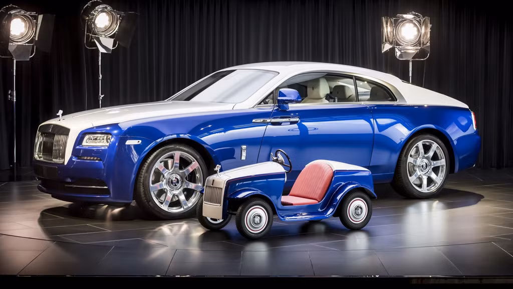 Mẫu xe trẻ em SRH bên cạnh chiếc Rolls-Royce Wraith. Các vật liệu trên SRH như ghế da, thân xe đều sử dụng vật liệu tương tự người đàn anh to lớn hơn