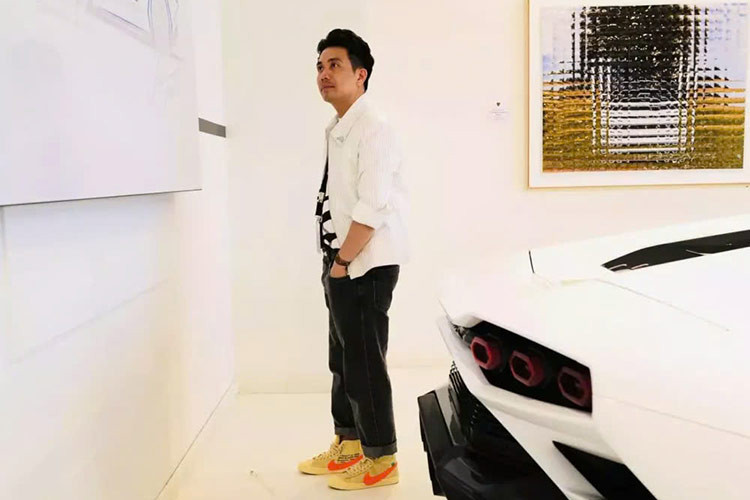 Trên toàn thế giới chỉ có đúng 112 chiếc siêu xe Lamborghini Countach LPI 800-4 triệu đô được sản xuất, cùng mức giá bán không tưởng 2,64 triệu đô la, bạn nghe đến đây đã thấy mẫu xe này đắt ra sao, và tất nhiên, không phải tay chơi nào cũng chịu chi mua nó.