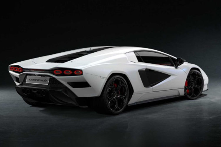 Tổng cộng sức mạnh của siêu xe Lamborghini Countach LPI 800-4 có công suất lên đến 803 mã lực, siêu xe này có thể tăng tốc từ vị trí xuất phát lên 100 km/h trong thời gian 2,8 giây, 0-200 km/h trong 8,6 giây trước khi đạt vận tốc tối đa 355 km/h.