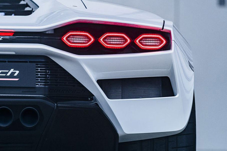 Lamborghini Countach LPI 800-4 của Minh Nhựa chọn mua sử dụng hệ truyền động mild hybrid, bao gồm máy xăng V12, hút khí tự nhiên, dung tích 6.5 lít, tạo ra công suất tối đa 769 mã lực. Động cơ này đồng hành với mô-tơ điện 48 V, bổ sung 34 mã lực, nằm bên trong hộp số tự động 7 cấp, và hệ dẫn động 4 bánh.