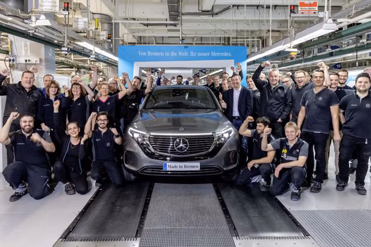 Mercedes-Benz EQC đã được đưa vào sản xuất tại nhà máy của Mercedes ở Bremen, Đức, đây cũng là khu lắp đặt, chế tạo C-Class Sedan / Estate và GLC SUV / Coupe. Các nhân viên ở Bremen có nhiều nằm kinh nghiệm trong việc sản xuất các loại xe khác nhau với nhiều hệ truyền động, vì vậy, việc EQC được hoàn thiện ở Bremen là hoàn toàn hợp lý.