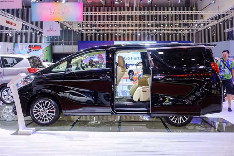 Alphard đáp ứng hoàn hảo mong muốn sở hữu một chiếc xe sang đẳng cấp nhưng không kém phần thoải mái. Nó mang đến cho khách hàng thương hiệu Toyota nổi tiếng về chất lượng, độ bền và độ tin cậy (QDR), Alphard là một chiếc xe đa dụng MPV cỡ lớn hạng sang với ngoại thất hiện đại mạnh mẽ, nội thất tiện nghi lịch lãm, khả năng vận hành xuất sắc và sự an toàn cao. Xe hiện có giá bán khoảng 3,5 tỷ đồng.