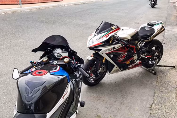 Đều là những siêu môtô hàng khủng, đình đám nhất tại Việt Nam hiện nay, hai chiếc siêu môtô BMW S1000RR và MV Agusta F4RR đã có dịp hội tụ tại miền Tây, cụ thể là ở Long Xuyên. Điều đặc biệt ở 2 chiếc xe này đó là chúng đều đã được những chủ nhân độ lại "full bài" với dàn phụ tùng nâng cấp đắt giá, khiến đẳng cấp và hiệu năng đều được tăng lên.