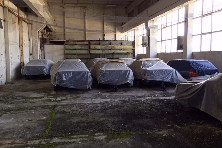 Dàn xe BMW 5-Series hàng hiếm sản xuất năm 1994 mới đây đã được tìm thấy trong một nhà kho cũ ở thị trấn Blagoevgrad thuộc tỉnh Blagoevgrad, Bulgaria đã khiến nhiều người bất ngờ. Tuy thuộc thế hệ E34 và đã xuất xưởng cách đây 25 năm nhưng cả 11 chiếc BMW 5-Series này đều chưa từng lăn bánh.