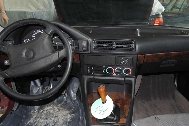 Bên trong, những chiếc BMW 5-Series vẫn được bọc ni-lông ở ghế trong khi mặt táp-lô, vô lăng và cần số trông gần như mới.