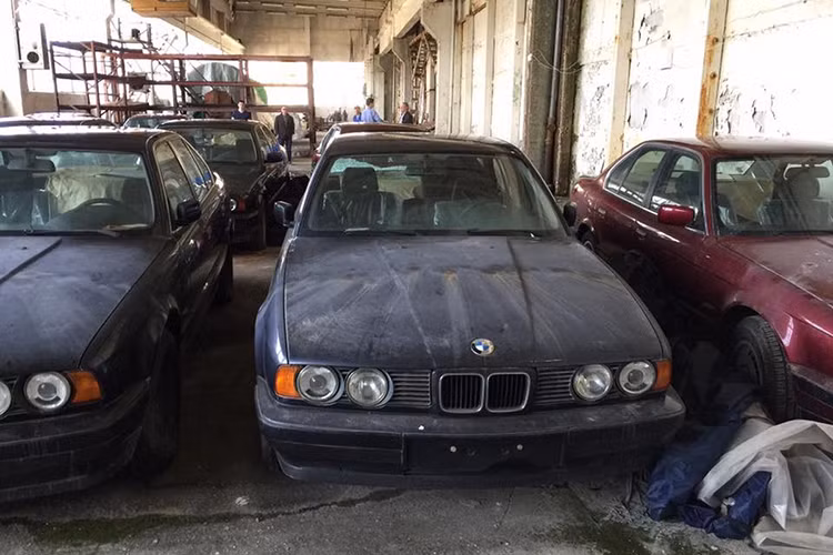 Tuy nhiên, cũng theo thông tin không chính thức, người mua sẽ chẳng thể đăng ký cho 11 chiếc BMW 5-Series này tại Bulgaria. Nguyên nhân là do những chiếc xe vẫn còn mới tinh và không đáp ứng được tiêu chuẩn khí thải hiện tại ở châu Âu. Phương án khả dĩ duy nhất là người mua mang xe sang Đức để đăng ký dưới dạng xế cổ rồi nhập lại vào Bulgaria.