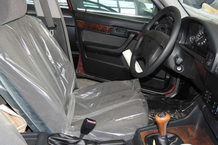 Được biết, vẫn có người thường xuyên đến bảo dưỡng 11 chiếc BMW 5-Series này. Dù chưa từng chạy ngoài đường nhưng 11 chiếc xe cũng được thay dầu bôi trơn động cơ.