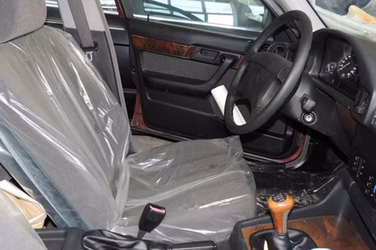 Được biết, vẫn có người thường xuyên đến bảo dưỡng 11 chiếc BMW 5-Series này. Dù chưa từng chạy ngoài đường nhưng 11 chiếc xe cũng được thay dầu bôi trơn động cơ.