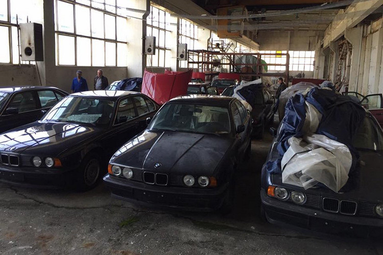 Theo một số nguồn tin không chính thức cho biết, 11 chiếc BMW 5-Series đời 1994 này sẽ được đưa ra bán đấu giá. Ước tính, mỗi chiếc BMW 5-Series này sẽ được bán với giá khoảng 15.000 Euro/xe (17.000 USD- khoảng 396 triệu đồng).