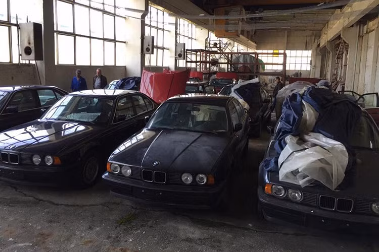 Theo một số nguồn tin không chính thức cho biết, 11 chiếc BMW 5-Series đời 1994 này sẽ được đưa ra bán đấu giá. Ước tính, mỗi chiếc BMW 5-Series này sẽ được bán với giá khoảng 15.000 Euro/xe (17.000 USD- khoảng 396 triệu đồng).