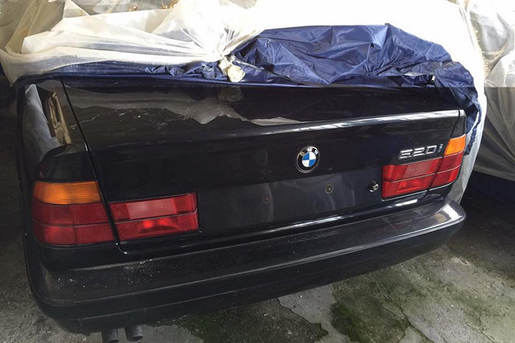 Những chiếc BMW 5-Series này thuộc phiên bản 520i và 525i đồng thời phần lớn đều được sơn màu đen bóng. Bên cạnh đó là một số chiếc xe được sơn màu xanh dương và đỏ. 
