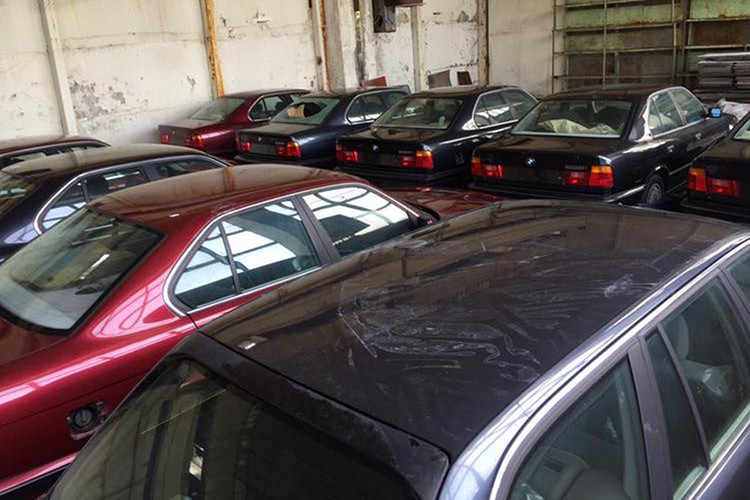 Một số chiếc xe do thời gian đã bị phai màu sơn, chiếc thiếu nắp chụp bánh hay nắp bình xăng và chiếc lại bị vỡ kính chắn gió sau...