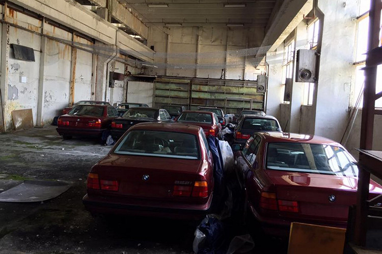 Những hình ảnh 11 chiếc BMW 5-Series bỏ xó chưa từng lăn bánh trong 25 năm qua đã được đăng lên mạng xã hội. Qua hình ảnh, có thể thấy đa số những chiếc BMW 5-Series này đều mang kiểu dáng sedan. Ngoài ra, còn có một chiếc BMW 5-Series Wagon.