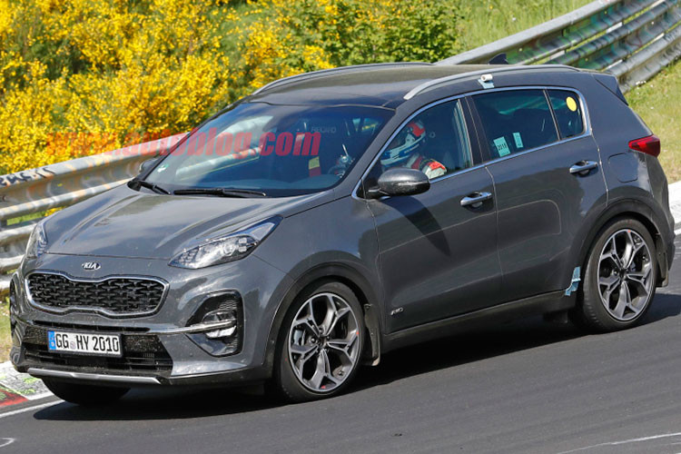 Phía sau của chiếc crossover nhà Kia không thay đổi nhiều so với trước. Đèn hậu chỉ thay đổi một chút và loại bỏ đi dải chrome của phiên bản trước. Đèn cảnh báo xe lùi bố trí lại, tách biệt hơn so với cản sau.