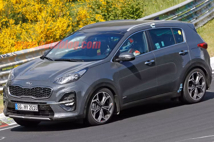 Phía sau của chiếc crossover nhà Kia không thay đổi nhiều so với trước. Đèn hậu chỉ thay đổi một chút và loại bỏ đi dải chrome của phiên bản trước. Đèn cảnh báo xe lùi bố trí lại, tách biệt hơn so với cản sau.