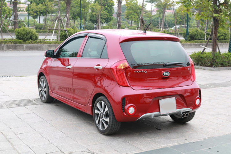 Thiết kế bên ngoài của KIA Morning ưa nhìn, xe nhỏ gọn, dễ luồn lách, nội thất phối màu sáng sủa. Nhược điểm của mẫu xe này là không gian giữa 2 hàng ghế và cốp sau nhỏ hơn đối thủ cùng cỡ A. Độ cách âm giữa sàn xe và khoang lái chưa tốt và tiếng ồn lớn khi chạy tốc độ cao. Trang bị nội thất dừng ở mức cơ bản.