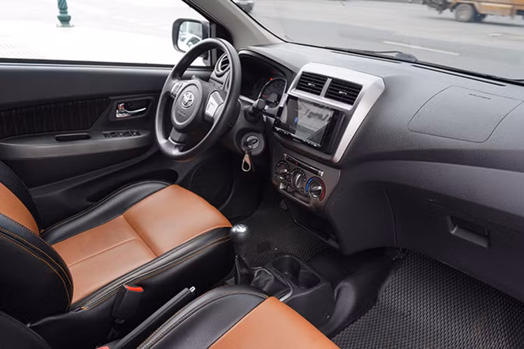 Ưu điểm: Mạnh về thương hiệu, lành tình, ít lỗi vặt, chi phí sửa chữa bảo dưỡng thấp và sẵn hệ thống đại lý rộng khắp trên cả nước, dễ tìm phụ tùng thay thế. Wigo số sàn sở hữu nhiều trang bị nhỉnh hơn đối thủ gồm đèn thấu kính, gương chiếu hậu tích hợp đèn xi nhan, đuôi gió phía sau, mâm đúc dạng phay. Động cơ 1.2L cho công suất 86 mã lực, mạnh hơn KIA Morning 1.2L và mức tiêu hao nhiên liệu cũng rất lý tưởng, chỉ từ 5,2 lít/100km.