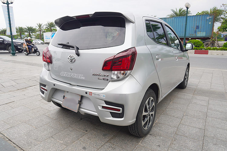 Đổi lại, người dùng cần phải bỏ qua sự cầu toàn về thiết kế bởi Wigo đời đầu không được đánh giá cao như phiên bản mới (ra mắt tháng 6/2023). Ngoài ra, ghế ngồi bên trong bọc nỉ, không trang bị màn hình cảm ứng, sử dụng chìa khóa cơ, độ cách âm bị đánh giá kém.