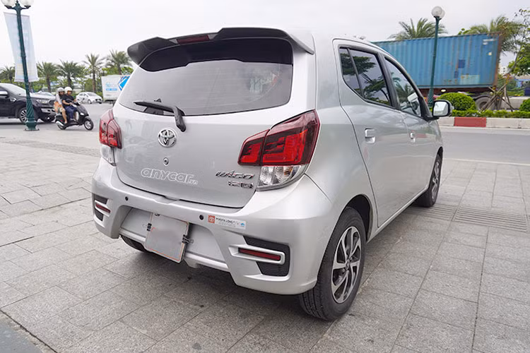 Đổi lại, người dùng cần phải bỏ qua sự cầu toàn về thiết kế bởi Wigo đời đầu không được đánh giá cao như phiên bản mới (ra mắt tháng 6/2023). Ngoài ra, ghế ngồi bên trong bọc nỉ, không trang bị màn hình cảm ứng, sử dụng chìa khóa cơ, độ cách âm bị đánh giá kém.