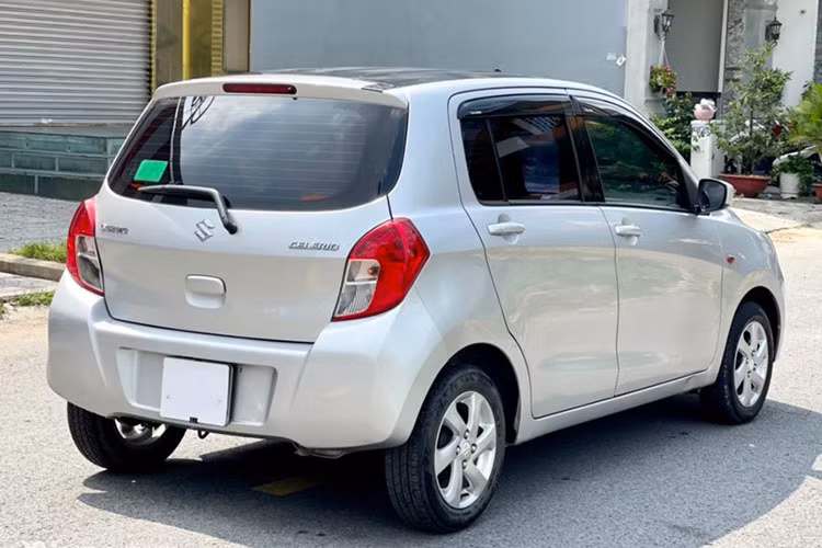Hiện tại, Suzuki Celerio 1.0 MT đời 2019 đang được chào bán với giá trên dưới 190 triệu đồng trên sàn xe cũ. Điểm nổi bật của chiếc xe này là tiết kiệm nhiên liệu (5,27 lít/100 km đường nội đô, 4,33 lít/100 km đường hỗn hợp). Bên dưới nắp ca-pô là khối động cơ 1.0L (công suất 67 mã lực), yếu nhất so với các mẫu xe cỡ A. Thiết kế không nịnh mắt, trang bị chỉ dừng ở mức cơ bản.