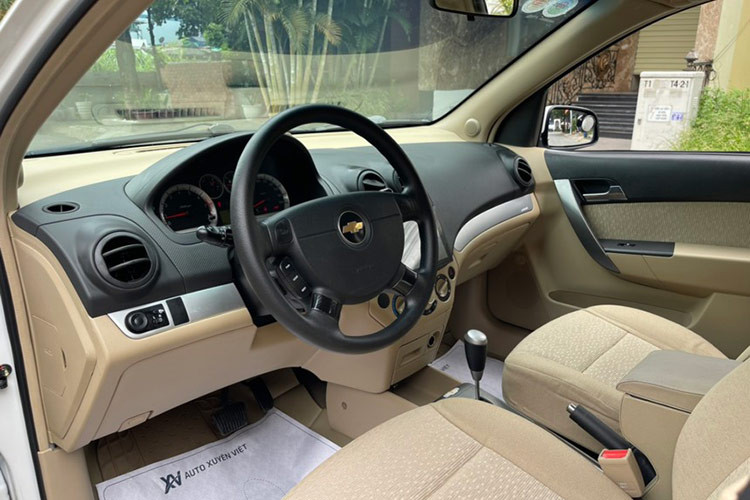 Dẫu chưa tạo được ấn tượng về mặt doanh số nhưng Chevrolet Aveo 2018 lại được người dùng đánh giá cao về giá bán rẻ, kích thước nhỏ gọn dễ luồn lách trong đô thị, khoảng sáng gầm xe cao. Động cơ 1.4L (công suất tối đa 93 mã lực) tương đương Toyota Vios và rất tiết kiệm nhiên liệu. 