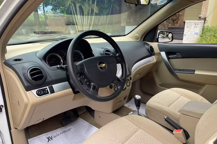 Dẫu chưa tạo được ấn tượng về mặt doanh số nhưng Chevrolet Aveo 2018 lại được người dùng đánh giá cao về giá bán rẻ, kích thước nhỏ gọn dễ luồn lách trong đô thị, khoảng sáng gầm xe cao. Động cơ 1.4L (công suất tối đa 93 mã lực) tương đương Toyota Vios và rất tiết kiệm nhiên liệu. 