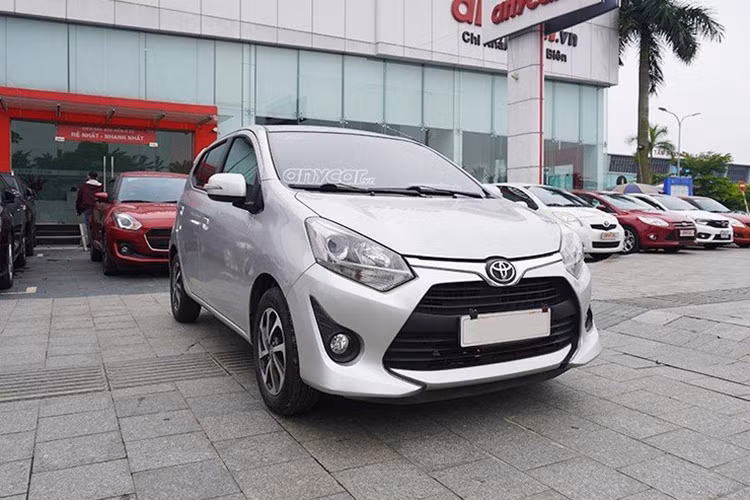  Toyota Wigo 1.2MT 2018: Giá 195 triệu đồng Wigo là mẫu xe được Toyota kỳ vọng sẽ giúp hãng mở rộng thị phần phân khúc xe hạng A. Thế nhưng, doanh số bán xe Toyota Wigo không mấy khả quan do sức hút của Hyundai Grand i10 và VinFast Fadil quá mạnh. Dẫu vậy, trên thị trường ôtô cũ tại Việt Nam, Toyota Wigo 1.2MT vẫn là gợi ý đáng cân nhắc cho những ai cần một chiếc xe bền bỉ, giá hơn trăm triệu đồng.