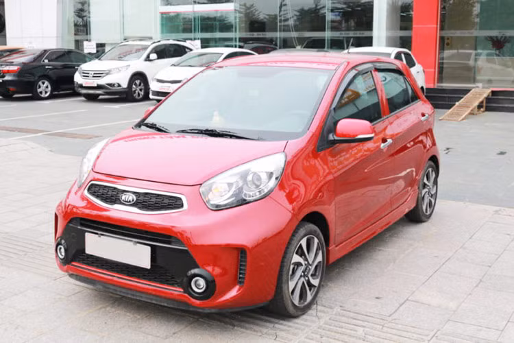  KIA Morning MT 2018: Giá 175-182 triệu đồng Từ trước đến nay, KIA Morning vẫn là mục tiêu của những ai muốn mua ôtô đã qua sử dụng giá rẻ. Với ngân sách từ 100-200 triệu đồng, những chiếc KIA Morning MT 2018 giá rao bán 175-182 triệu đồng phù hợp với tài chính của bạn. Nếu khéo léo trả giá, bạn có thể nhắm đến những chiếc xe đời 2019 (giá rao bán hiện nay 229-245 triệu đồng).