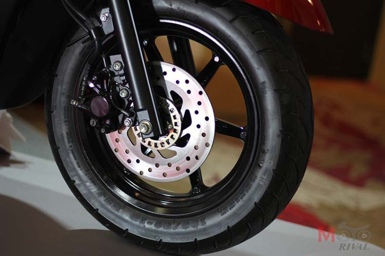 Hệ thống treo trước của xe là cặp phuộc ống lồng, đi kèm vành đúc 12 inch đa chấu đơn, với kích cỡ lốp trước là 100/90. Phanh trước của xe là loại phanh đĩa kèm theo hệ thống chống bó cứng phanh ABS. Hệ thống treo sau của xe là giảm xóc lò xo trụ, giảm chấn thủy lực, vành sau của xe cũng là vành đúc 12 inch, đi kèm lốp 110/90.