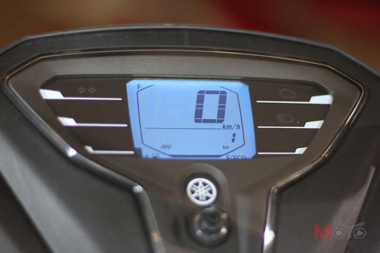 Đồng hồ của xe có thiết kế rất nhỏ gọn với màn hình LCD dạng vuông, đèn nền LED, hiển thị các thông tin như lượng xăng, vận tốc, hành trình và khả năng tiết kiệm nhiên liệu. Hai bên bố trí hệ thống đèn báo xinhan, Smart Key và ABS... và một số thông tin khác.