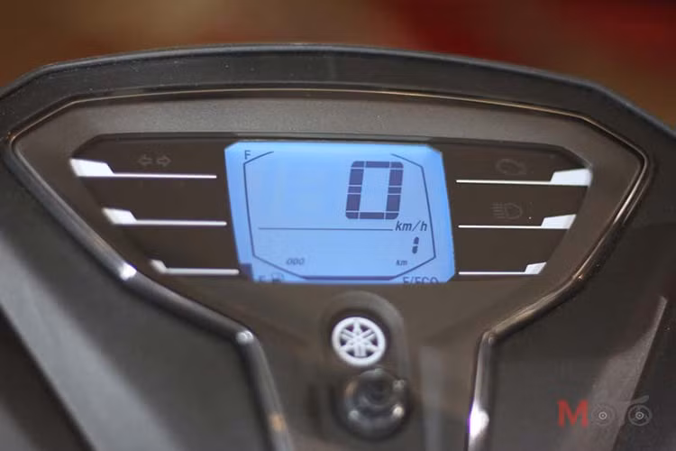 Đồng hồ của xe có thiết kế rất nhỏ gọn với màn hình LCD dạng vuông, đèn nền LED, hiển thị các thông tin như lượng xăng, vận tốc, hành trình và khả năng tiết kiệm nhiên liệu. Hai bên bố trí hệ thống đèn báo xinhan, Smart Key và ABS... và một số thông tin khác.