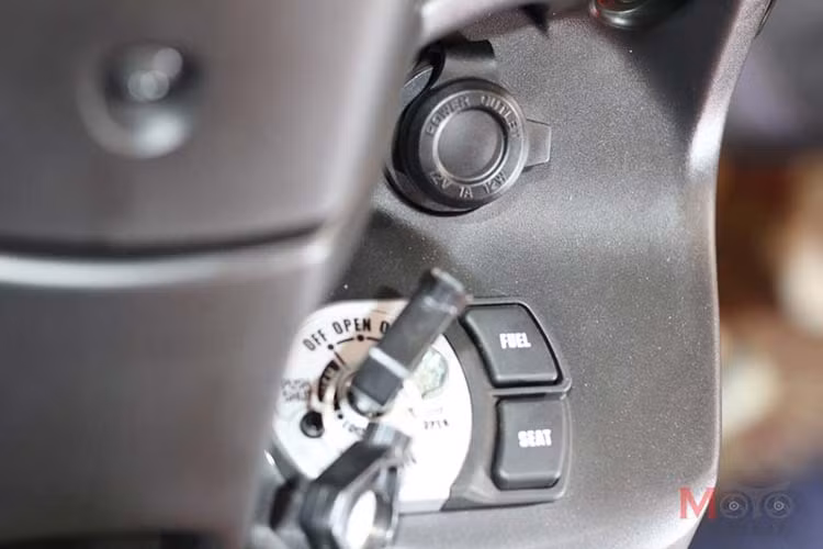 Sàn để chân của Yamaha FreeGo 2020 mới rộng rãi hơn Yamaha NVX nhờ bố trí bình xăng và nắp đổ xăng giống với mẫu Grande. Ổ khóa của xe được chia làm hai loại là khóa từ 4 trong 1 trên bản tiêu chuẩn và Smart Key trên bản cao cấp, bên cạnh đó là ổ cắm usb cho các thiết bị di động khá tiện lợi.