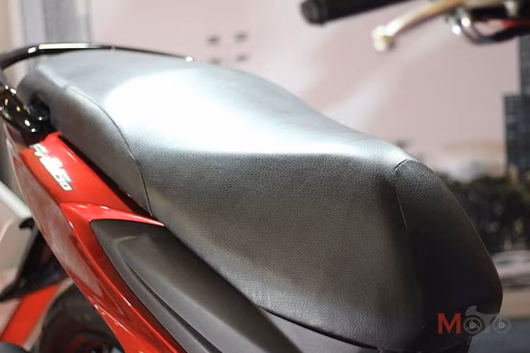 Bình xăng của xe có dung tích 4,2 lít và được bọc thép bảo vệ rất chắc chắn. Khoảng thoáng gầm xe ở mức 135mm, khá thoải mái. Yên xe có thiết kế dày dặn, hứa hẹn sẽ mang lại cảm giác ngồi êm ái và thoải mái cho người dùng. Cốp xe khá rộng, đủ đựng hai mũ bảo hiểm nửa đầu.