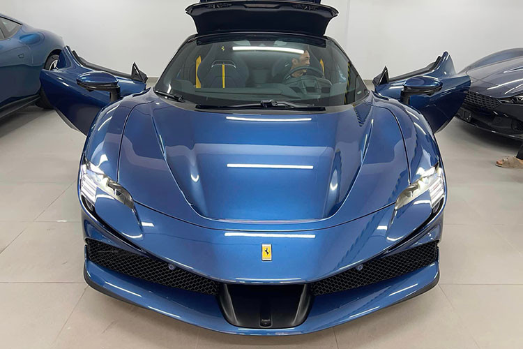 Dù vậy, chiếc siêu xe Ferrari SF90 Spider này vẫn thuộc diện độc nhất nước ta trong dòng SF90 nhờ nước sơn này, bởi một chiếc từng nhập khẩu về nước ta có màu sơn tương tự nhưng đã tái xuất sang thị trường quốc tế. Dựa trên hình ảnh mới nhất được chia sẻ trong bài, chiếc SF90 này sở hữu bộ mâm 5 chấu đơn kèm cùm phanh màu vàng nổi bật.