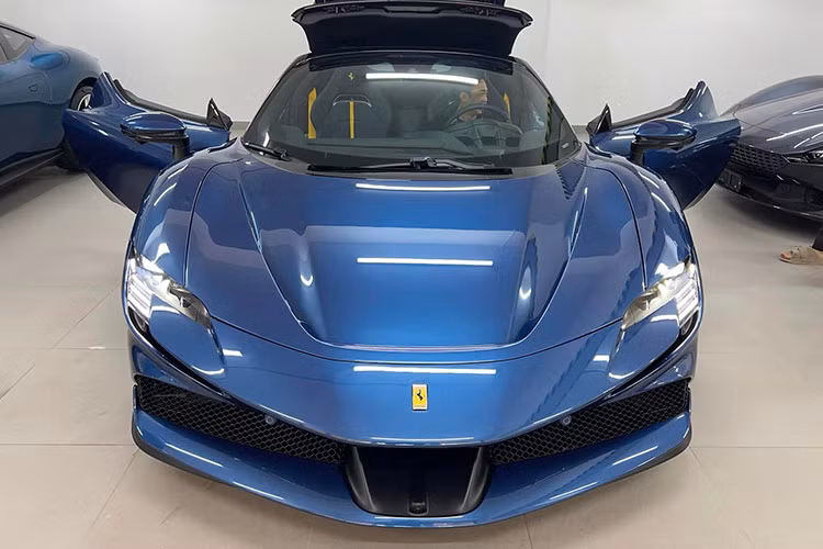 Dù vậy, chiếc siêu xe Ferrari SF90 Spider này vẫn thuộc diện độc nhất nước ta trong dòng SF90 nhờ nước sơn này, bởi một chiếc từng nhập khẩu về nước ta có màu sơn tương tự nhưng đã tái xuất sang thị trường quốc tế. Dựa trên hình ảnh mới nhất được chia sẻ trong bài, chiếc SF90 này sở hữu bộ mâm 5 chấu đơn kèm cùm phanh màu vàng nổi bật.