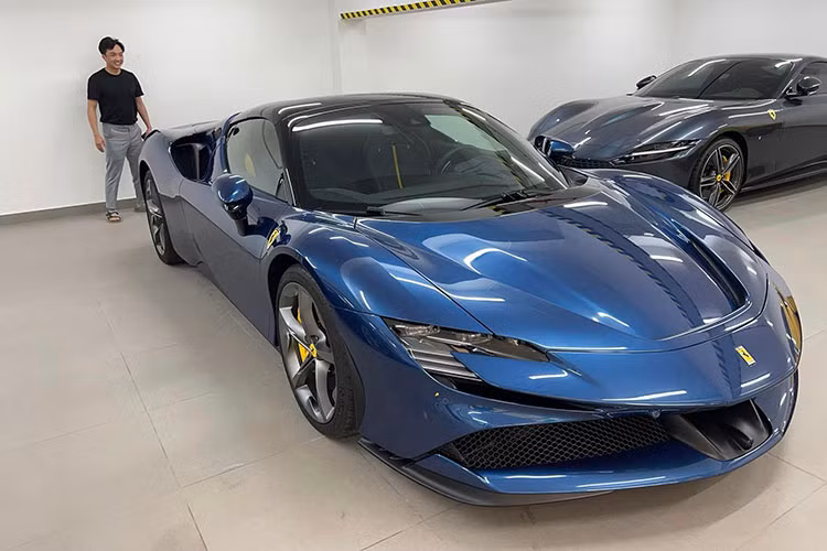 Mới đây, trên trang facebook cá nhân, đại gia siêu xe Cường Đô la đã chia sẻ những hình ảnh và clip đầu tiên của chiếc Ferrari SF90 Spider mà anh đã đặt mua từ hồi giữa năm 2021. Tuy nhiên, chiếc Ferrari SF90 Spider của Cường Đô la tậu lần này lại thuộc diện nhập khẩu chính hãng thay vì về nước thông qua các đơn vị tư nhân từng mua trước đó.