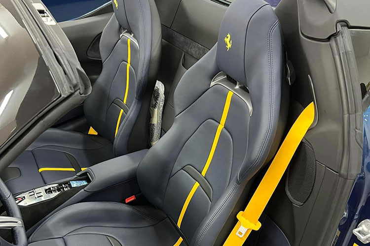 Ngoài ra xe còn có nút eManettino để người lái chọn 4 chế độ vận hành mới như eDrive cho phép xe chạy trong nội thành thoải mái nhất, chế độ Hybrid mặc định sẽ tối ưu hóa khả năng tiết kiệm xăng của động cơ, Performance sẽ cho phép xe lúc nào cũng sử dụng động cơ V8 và Qualify cho phép SF90 Spider ưu tiên hiệu suất vận hành hơn việc sạc pin, lúc này, mô-tơ điện sẽ sản sinh công suất tối đa.