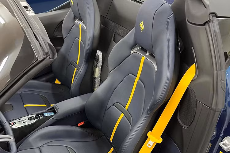 Ngoài ra xe còn có nút eManettino để người lái chọn 4 chế độ vận hành mới như eDrive cho phép xe chạy trong nội thành thoải mái nhất, chế độ Hybrid mặc định sẽ tối ưu hóa khả năng tiết kiệm xăng của động cơ, Performance sẽ cho phép xe lúc nào cũng sử dụng động cơ V8 và Qualify cho phép SF90 Spider ưu tiên hiệu suất vận hành hơn việc sạc pin, lúc này, mô-tơ điện sẽ sản sinh công suất tối đa.